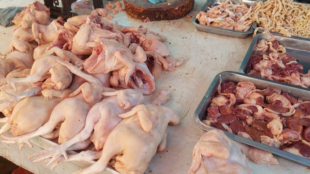 Harga ayam potong di pasar tradisional, Pasar Anyar, Bogor Mengalami kenaikan karena memasuki bulan mulud. (Foto:Linda/Liputan6).