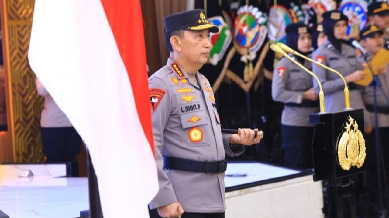 Kapolri Jenderal Listyo Sigit Prabowo memimpin upacara Kenaikan Pangkat Perwira Tinggi Polri bagi 27 personel. Simak detail lengkapnya di sini!