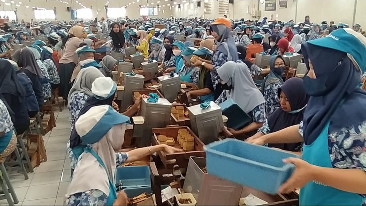 Ilustrasi - Buruh pabrik rokok di Kudus. (Liputan6.com/Arief Pramono)