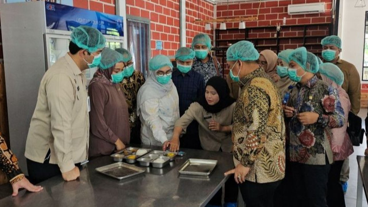 Kasus keracunan makanan dan dugaan food tray berbahan babi menyoroti urgensi penyelia halal di setiap dapur SPPG untuk menjamin keamanan dan kehalalan pangan Program MBG.