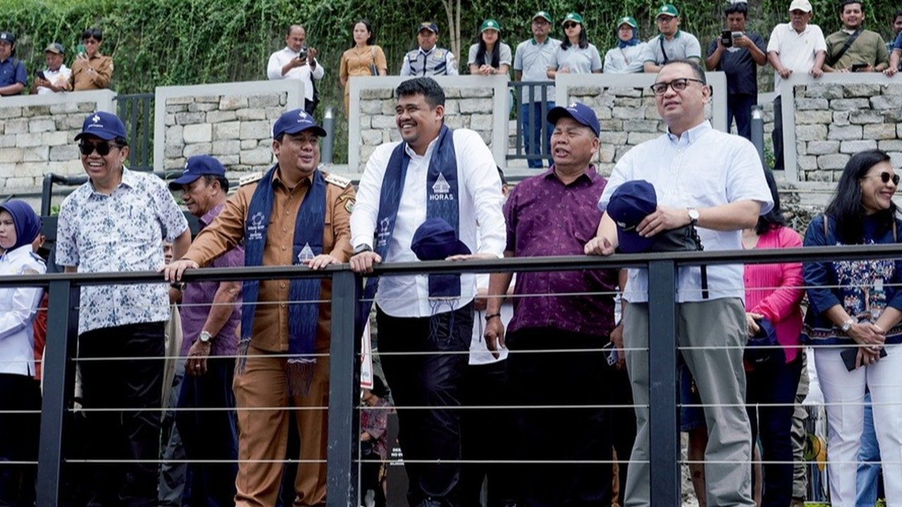 Gubernur Sumut Bobby Nasution Jajal Pesawat Amfibi di Danau Toba