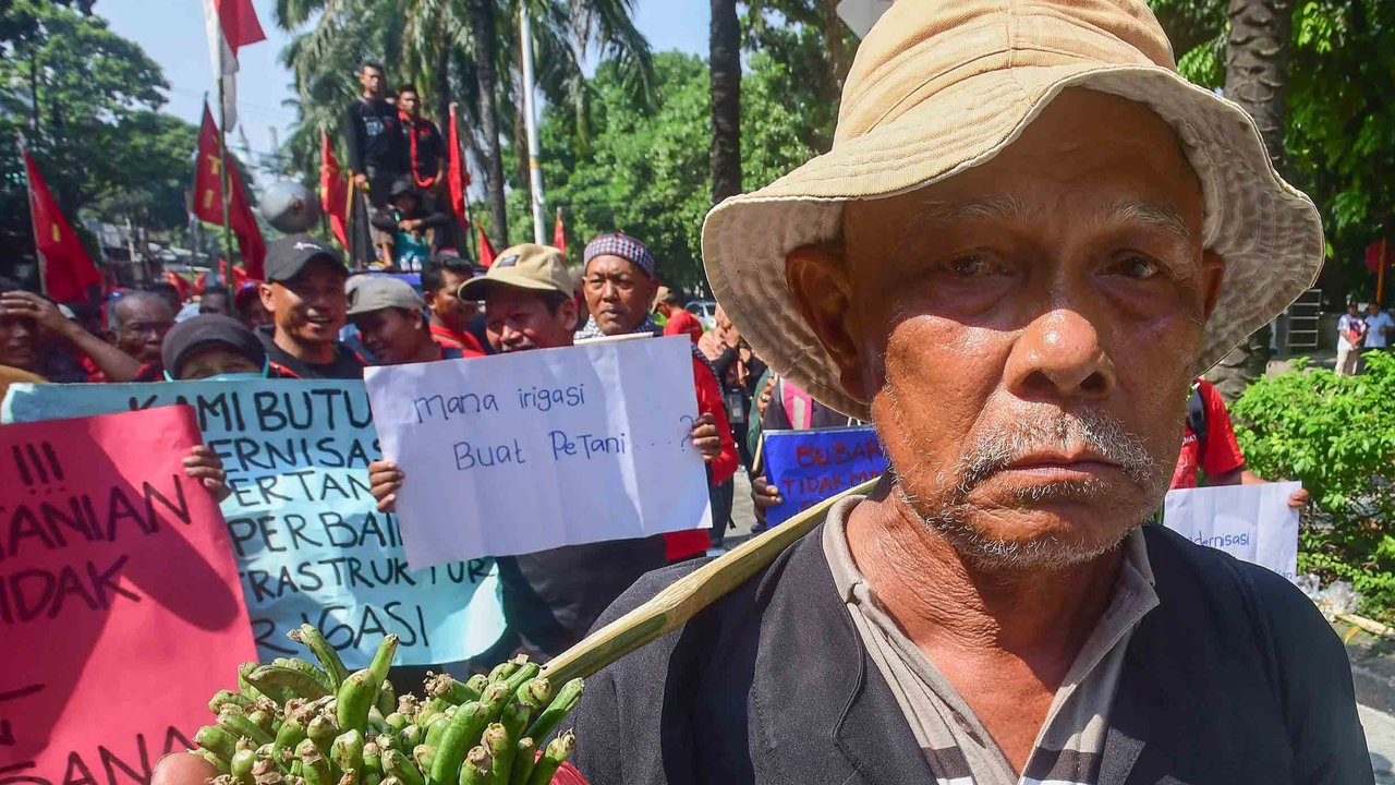 Ratusan petani yang tergabung dalam Serikat Tani Indramayu melakukan aksi depan Gedung Kementan Ragunan, Jakarta, Rabu (24/09/2025).