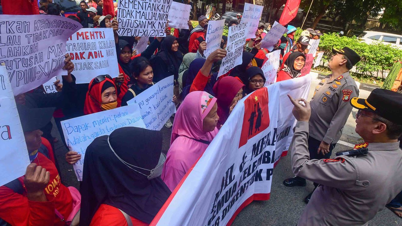 Ratusan petani yang tergabung dalam Serikat Tani Indramayu melakukan aksi depan Gedung Kementan Ragunan, Jakarta, Rabu (24/09/2025).
