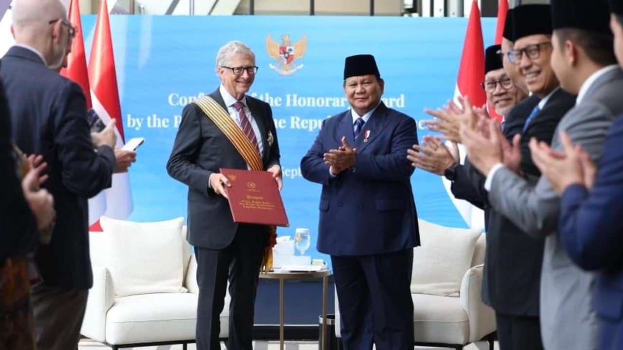 Bill Gates Terima Bintang Jasa Utama dari Presiden Prabowo