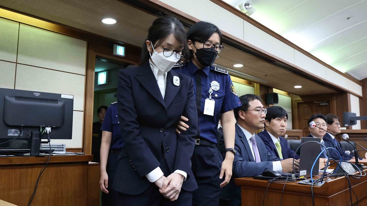 Mantan Ibu Negara Korea Selatan Kim Keon Hee tiba untuk sidang perdana atas tuduhan korupsi di Pengadilan Distrik Pusat Seoul, Rabu (24/09/2025).