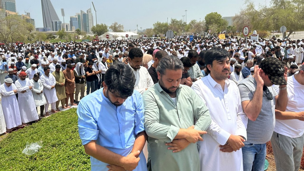 Umat ​​Muslim berdoa di halaman dekat Masjid Imam Muhammad bin Abdul Wahhab saat melaksanakan salat jenazah untuk jasad Ismail Haniyeh, pemimpin Palestina dari kelompok Hamas, selama pemakamannya di ibu kota Qatar, Doha, pada 2 Agustus 2024.