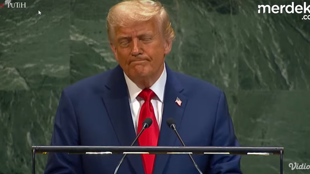Insiden Tak Terduga, Donald Trump Sampai Gelengkan Kepala