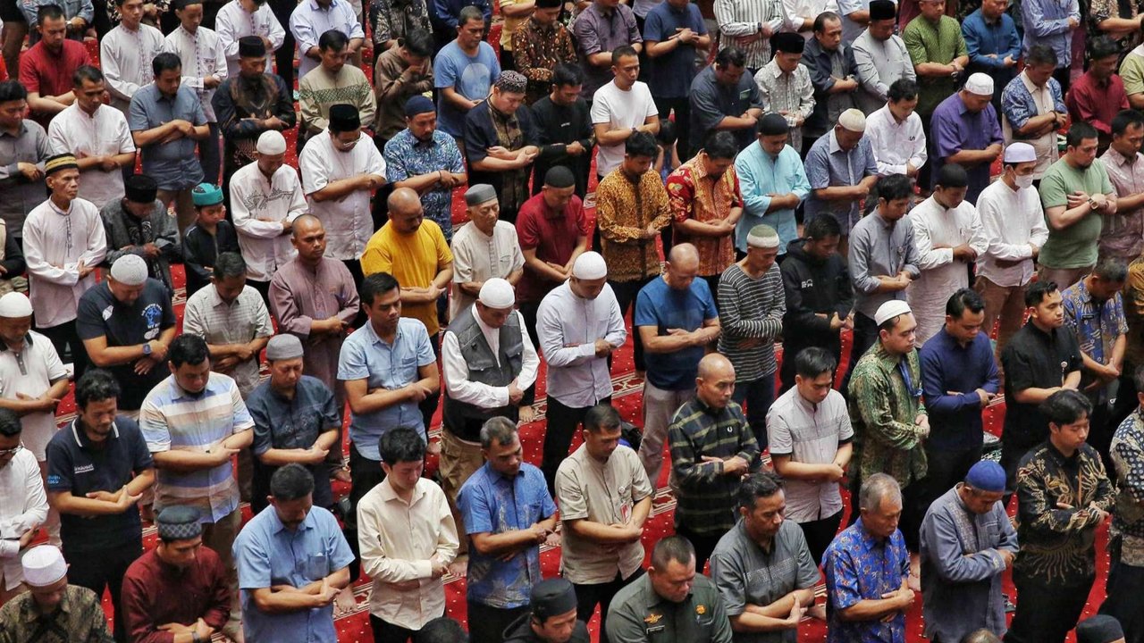 Ribuan jemaah melaksanakan salat Jumat pertama Ramadan 1446 Hijriah di Masjid Istiqlal, Jakarta, Jumat (7/3/2025).