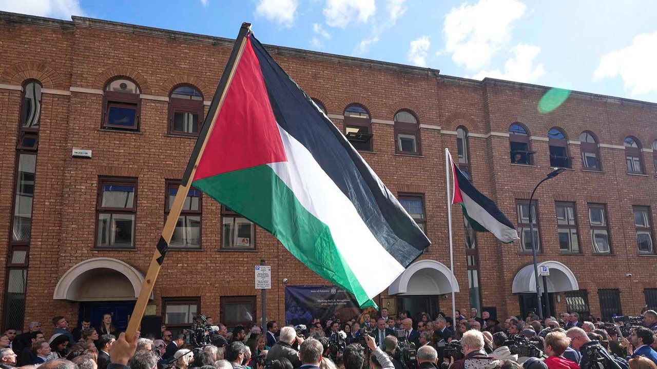 VIDEO: Momen Perdana Bendera Palestina Berkibar di London, Penuh Haru Kedubes Segera Diresmikan
