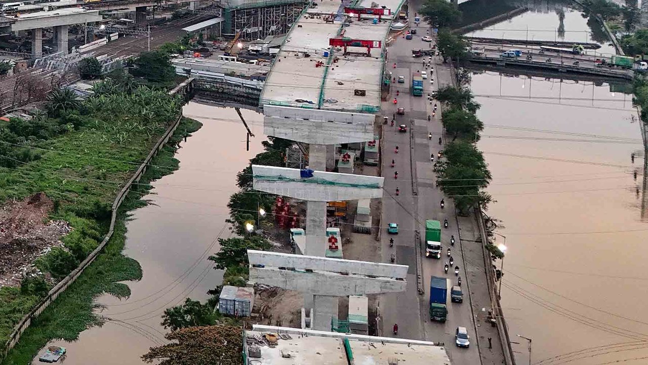 Foto udara pembangunan jalan tol Harbour Road II yang menghubungkan Ancol Timur dan Pluit di kawasan Tanjung Priok, Jakarta Utara, Rabu (24/9/2025).