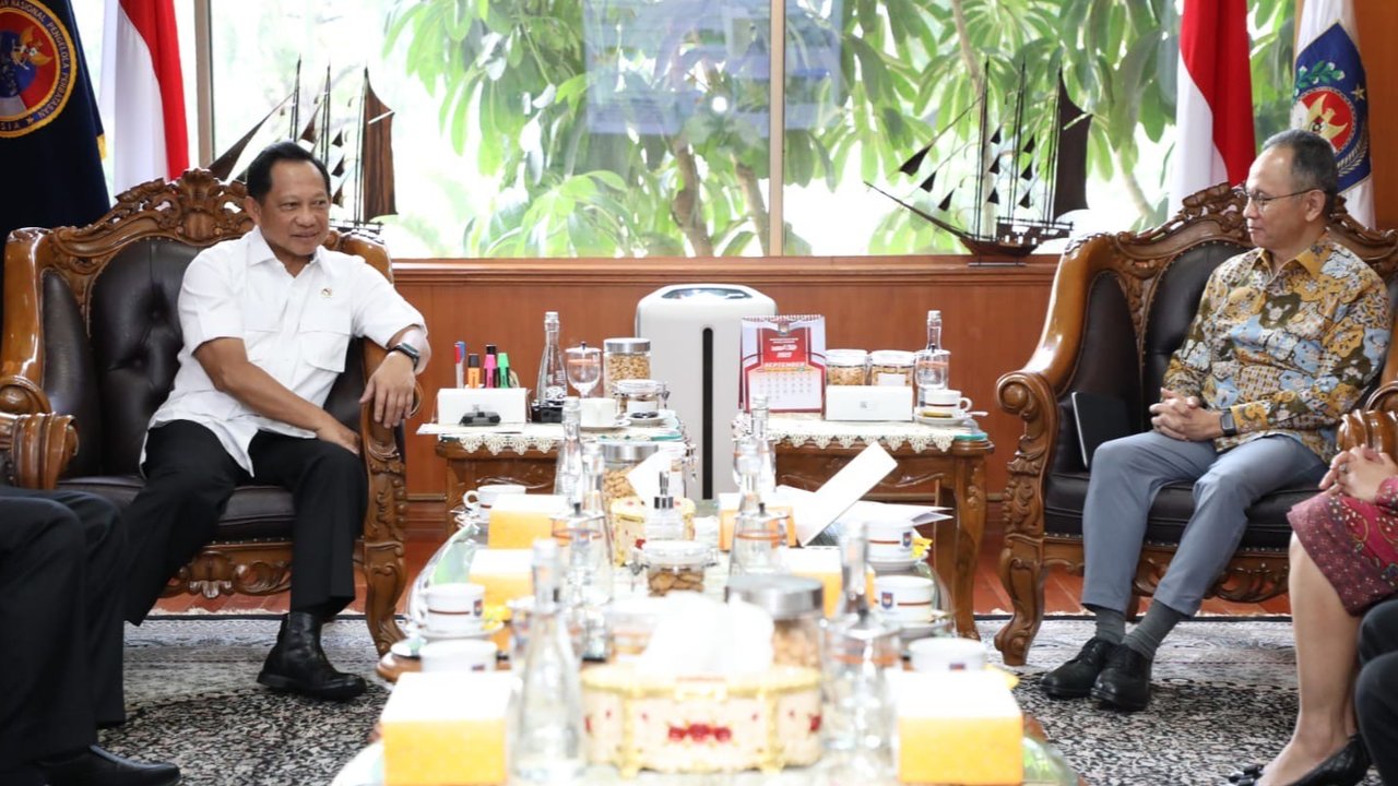 Mendagri Muhammad Tito Karnavian saat menerima audiensi Dewan Komisioner OJK dan rombongan di Kantor Pusat Kemendagri, Jakarta, Rabu (24/9/2025).