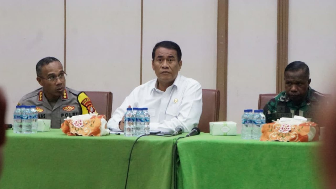 Menteri Pertanian Andi Amran Sulaiman berdialog bersama petani Indramayu di Kantor Pusat Kementerian Pertanian (Kementan), Rabu (24/9).