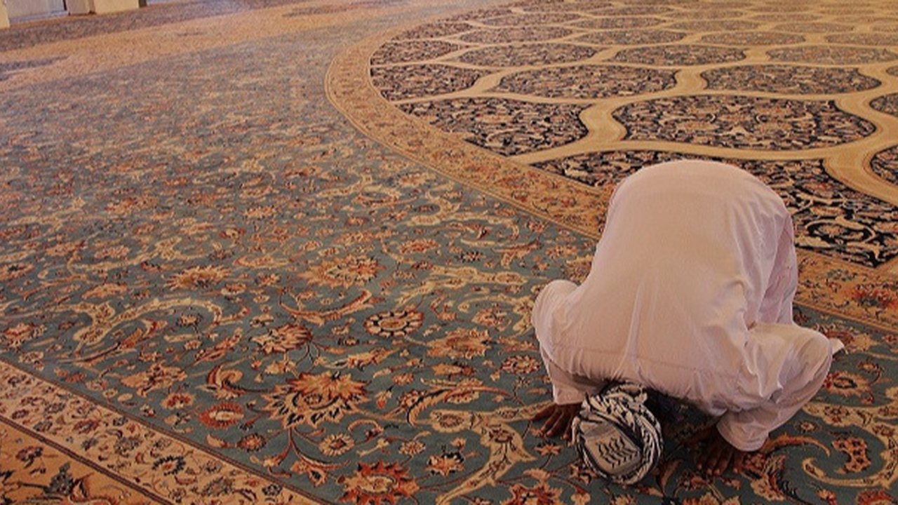 Ilustrasi sholat di masjid. (Dok. Pixabay)