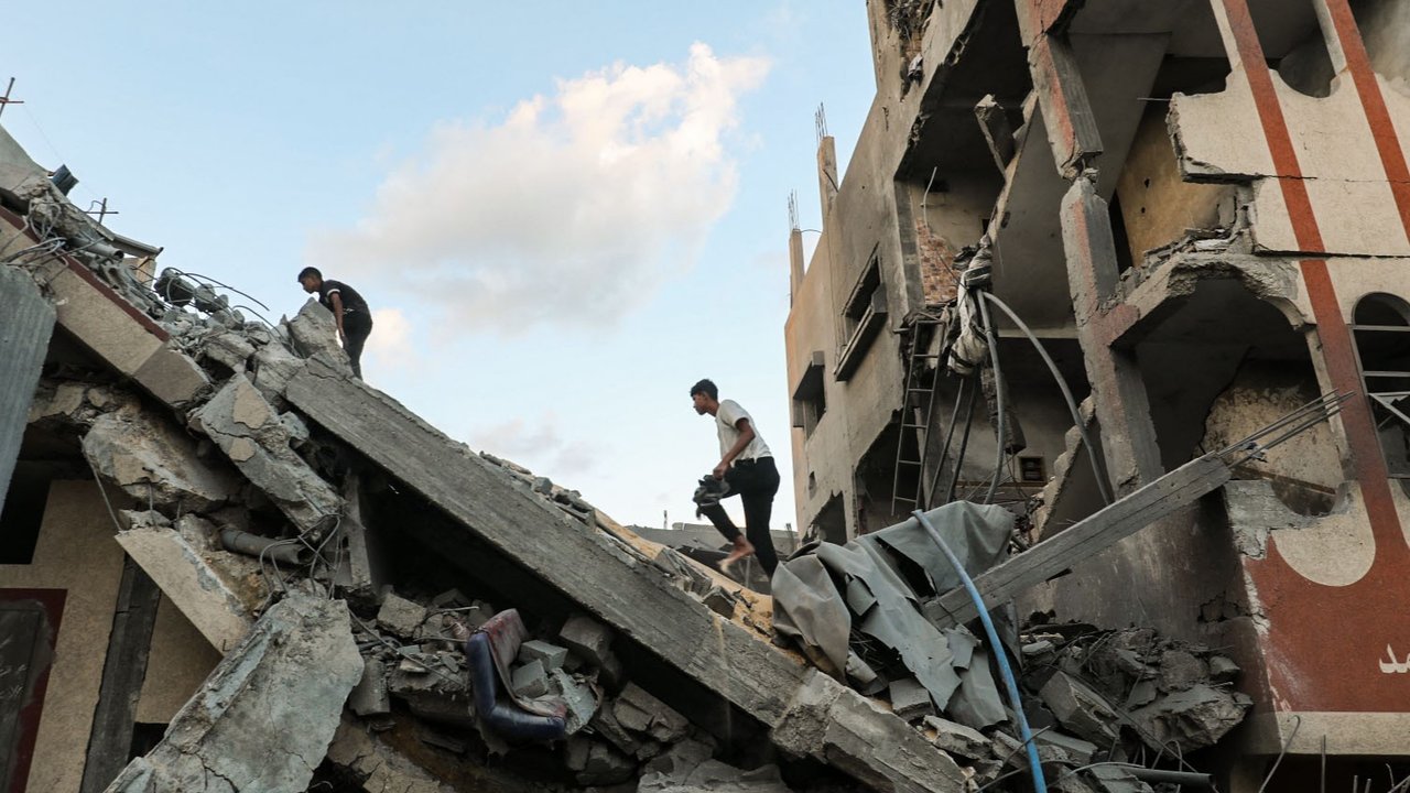 Warga Palestina memeriksa puing-puing bangunan yang terkena serangan Israel di kamp pengungsi Nuseirat di Jalur Gaza tengah, Kamis (25/09/2025).