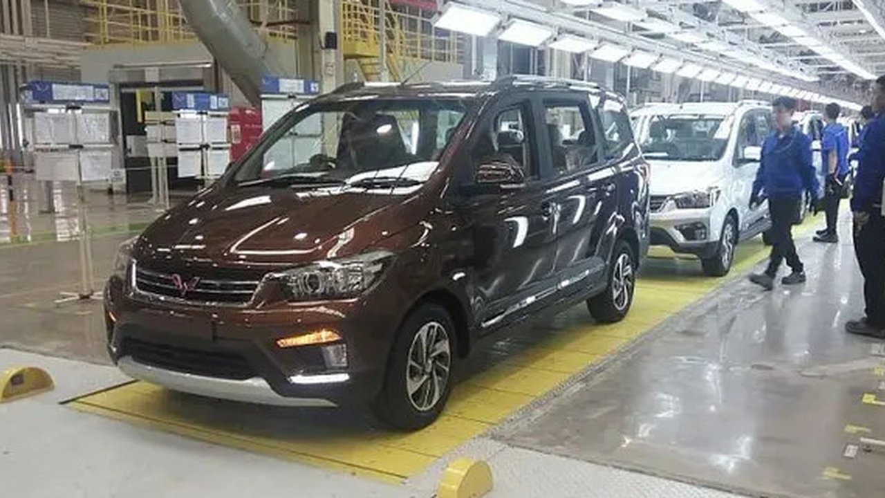 Wuling Confero S menjadi model pertama yang diproduksi di pabrik Cikarang, Jawa Barat. (Amal/Liputan6.com)