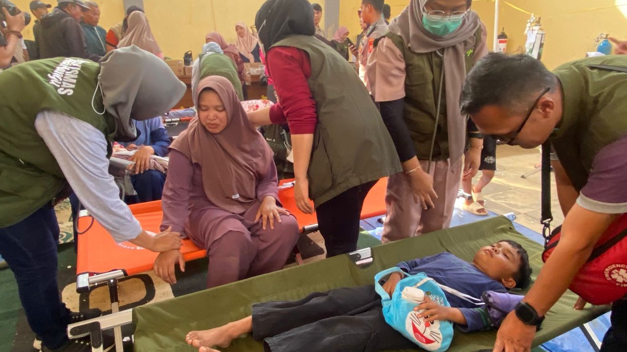 Siti Nuraeni (25) ibu menyusui yang menjadi korban MBG saat mendapat penanganan tenaga medis di Posko Cipongkor, Kabupaten Bandung Barat, pada Kamis (25/9).