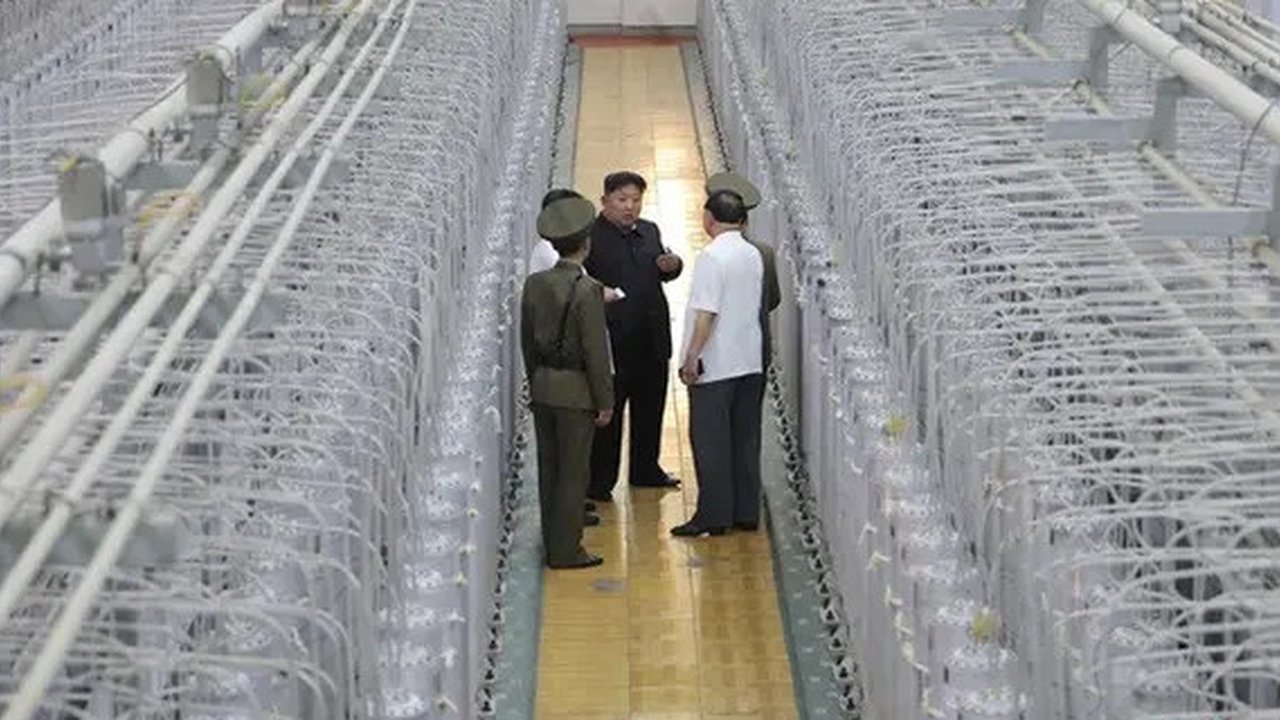 Dalam foto tidak bertanggal yang dipublikasikan pada hari Jumat (13/9/2024), Kim Jong Un tampak sedang melakukan inspeksi di tempat yang disebut Korea Utara sebagai lembaga senjata nu