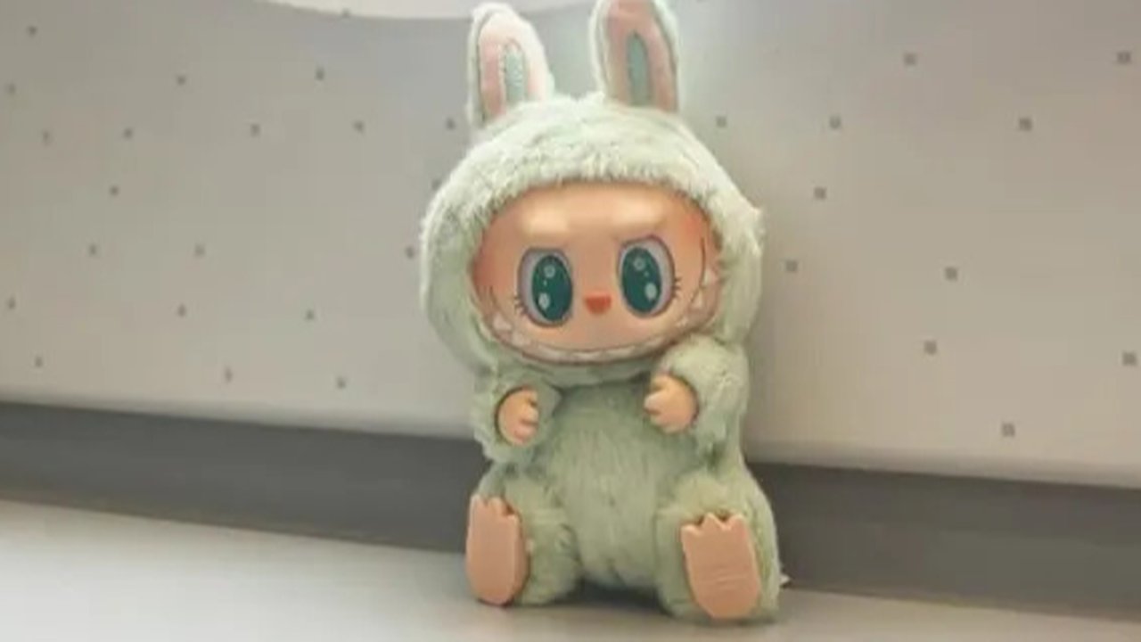 Boneka Labubu yang viral gara-gara Lisa BLACKPINK. (dok. Instagram @kasinglung/https://www.instagram.com/p/C6luLMxilWY/)