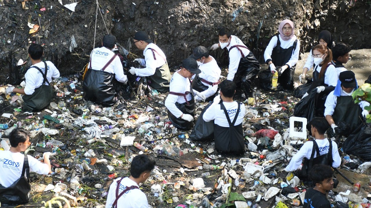 Telkom Gandeng Pandawara Dalam Aksi River Clean Up di Sungai Cioray Bandung