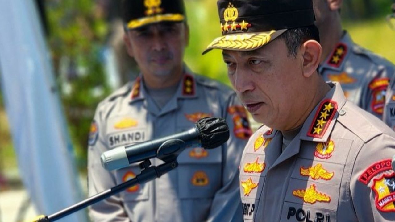 Kapolri Jenderal Listyo Sigit Prabowo mengungkapkan Bantuan Beras Polri melalui program SPHP telah mencapai 72.500 ton di 54 ribu lokasi, berhasil menekan harga pangan. Simak dampaknya terhadap stabilitas harga beras nasional!