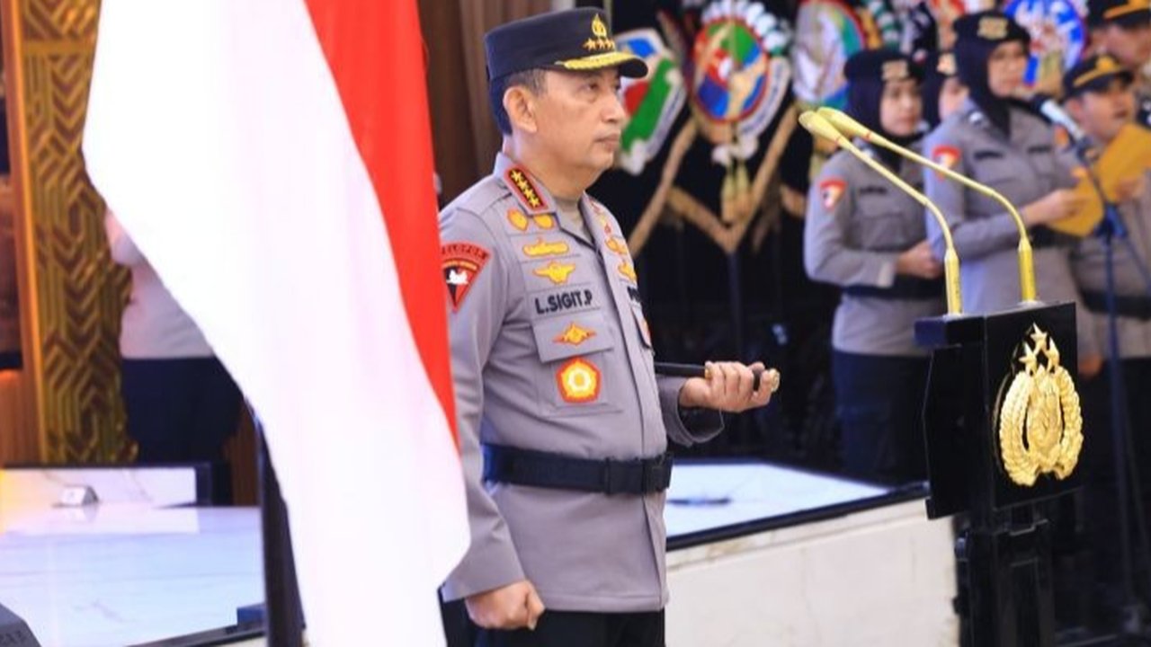 Kapolri Jenderal Listyo Sigit Prabowo memimpin upacara Kenaikan Pangkat Perwira Tinggi Polri bagi 27 personel. Simak detail lengkapnya di sini!