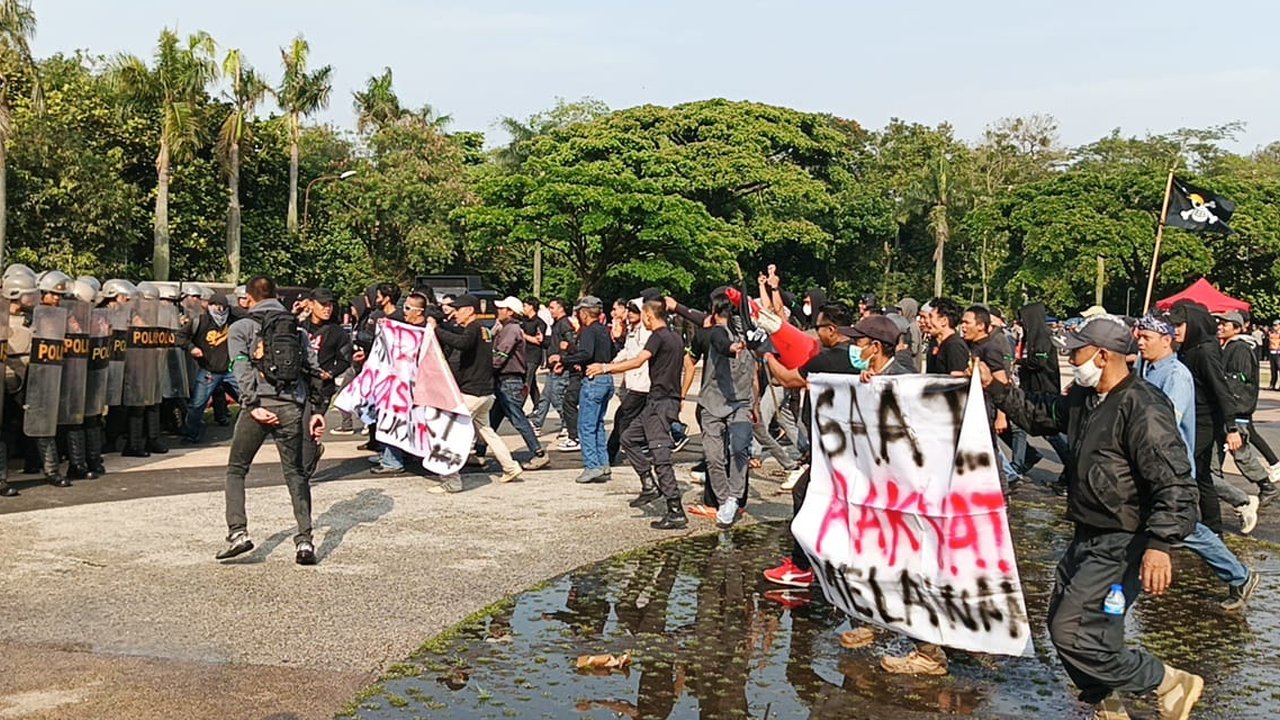 Antisipasi Unjuk Rasa Anarkis, Polisi Latihan Simulasi Anti Huru-Hara di Bandung