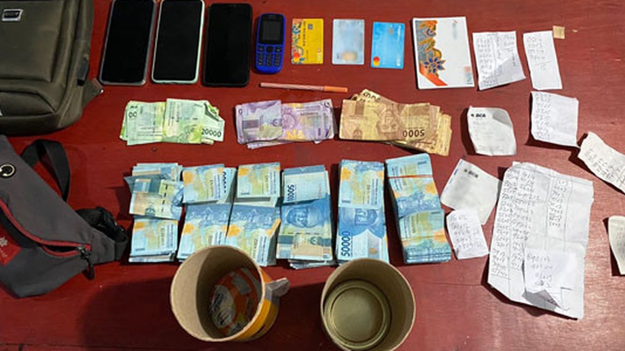 Barang bukti terkait judi togel online yang diamankan Polres Bitung
