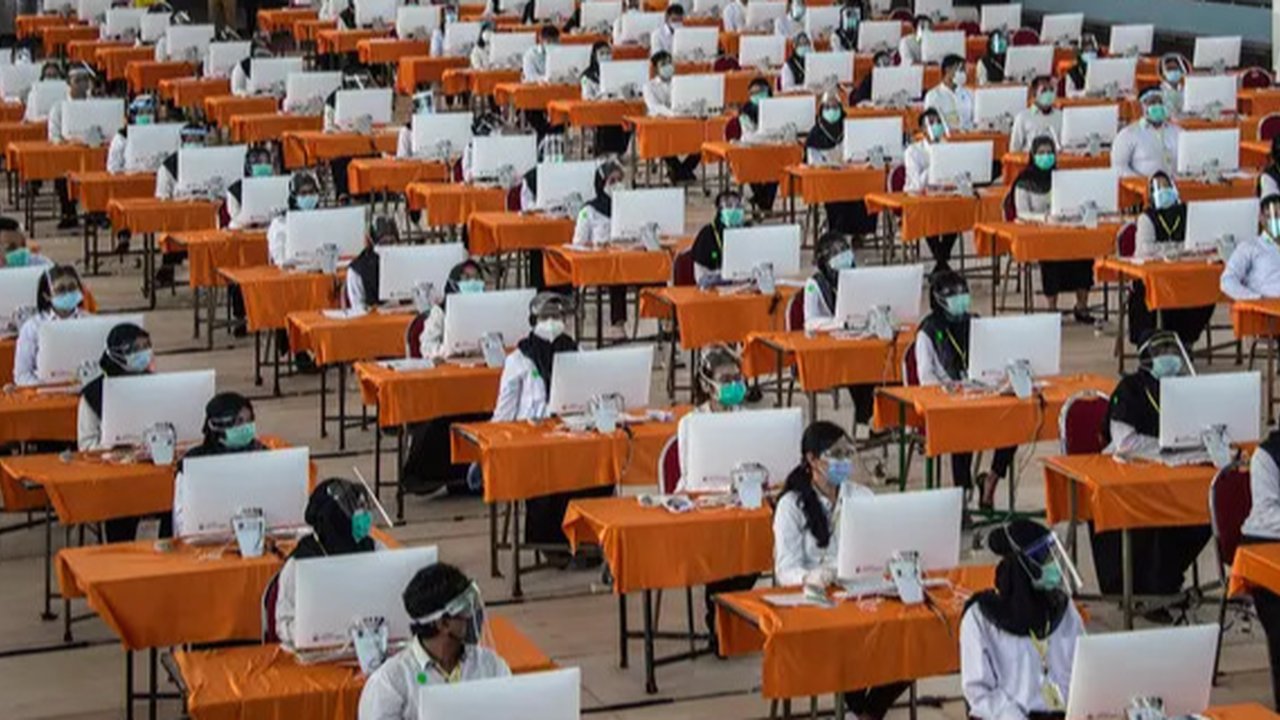 Ekspresi peserta saat mengikuti Seleksi Kompetensi Dasar (SKD) berbasis Computer Assisted Test (CAT) untuk CPNS Kementerian Agraria Tata Ruang/Badan Pertanahan Nasional (ATR/BPN) di Kantor BK