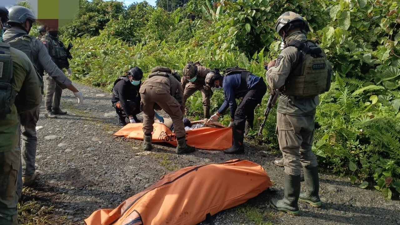 Satgas Operasi Damai Cartenz Evakuasi Dua Warga Korban Pembunuhan di Yahukimo