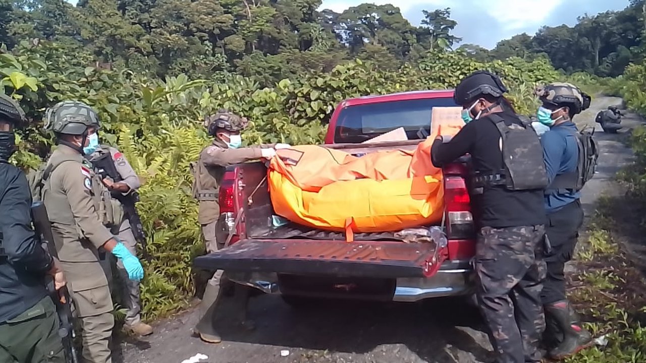 Tim Satgas Operasi Damai Cartenz Polri mengevakuasi dua warga pendulang emas yang menjadi korban pembunuhan di area Kampung Binki, Distrik Seradala, Kabupaten Yahukimo, Papua, Jumat ((26/9/2025).