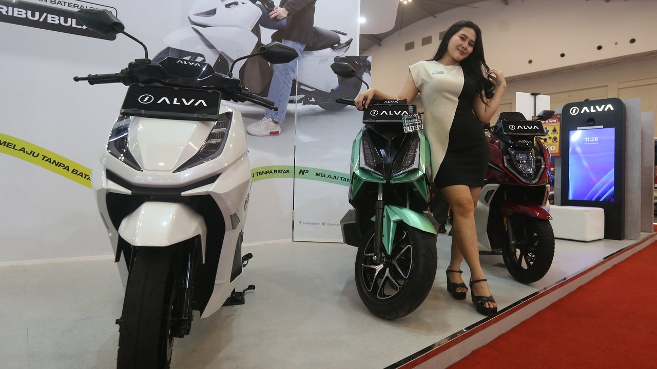 Model berdiri di samping motor salah satu stand  pada pameran Indonesia Motorcycle Show (IMOS) 2025 di Indonesia Convention Exhibition (ICE) BSD, Serpong, Kabupaten Tangerang, Banten, Jumat (26/09/2025
