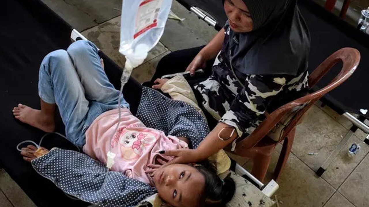 Hingga Selasa (23/9/2025), jumlah korban mencapai lebih dari 300 siswa yang tersebar di beberapa fasilitas kesehatan dengan kondisi beragam. (Timur Matahari/AFP)