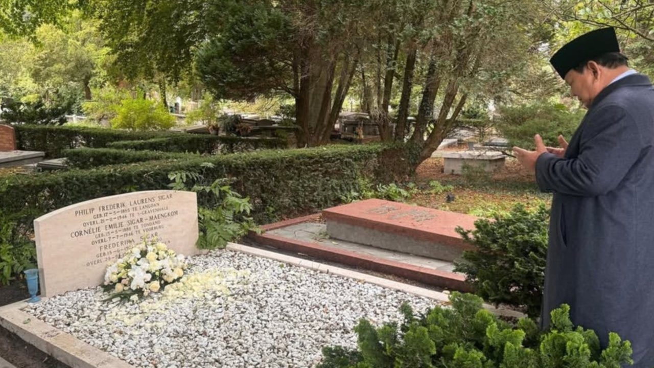 Potret Prabowo Ziarah ke Makam Kakek dan Neneknya di Belanda