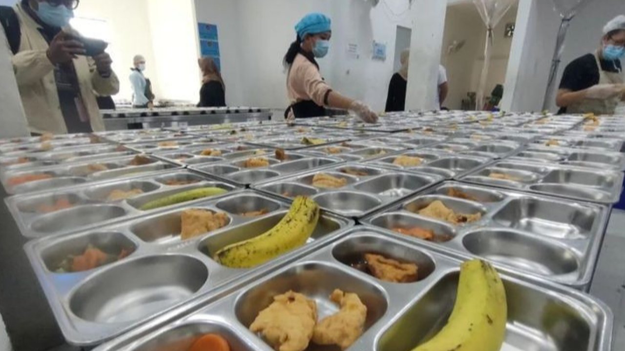 Yayasan Lembaga Konsumen Indonesia (YLKI) mendesak Pemprov DKI Jakarta menjamin kehalalan ompreng MBG, menyusul isu kontaminasi minyak babi dan kebutuhan impor 70 juta ompreng.