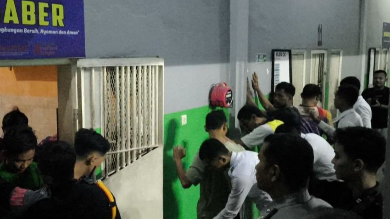 Petugas melakukan Razia Lapas Narkotika Jambi secara mendadak. Apa saja barang terlarang yang berhasil ditemukan dan mengapa razia ini penting untuk keamanan lapas?