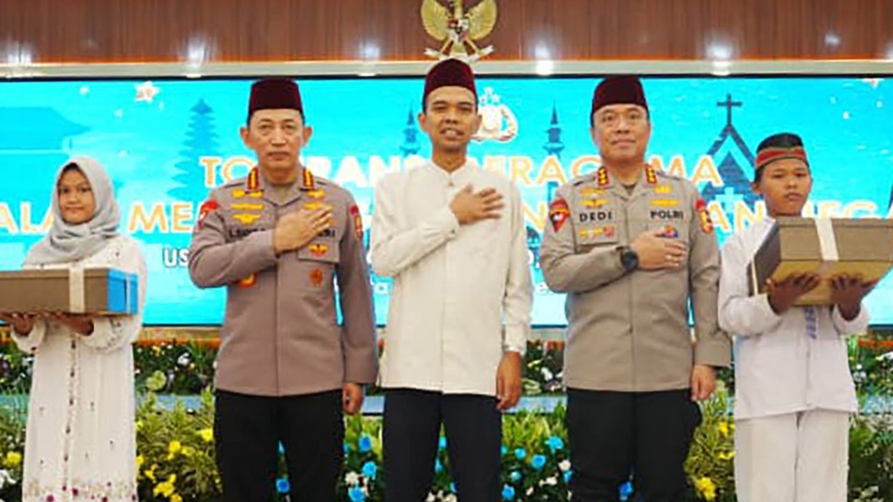 Kapolri Jenderal Listyo Sigit Prabowo bersama Wakapolri Komjen Dedi Prasetyo dan Ustad Abdul Somad di Mabes Polri, Jakarta, Jumat (26/09/2025) malam.