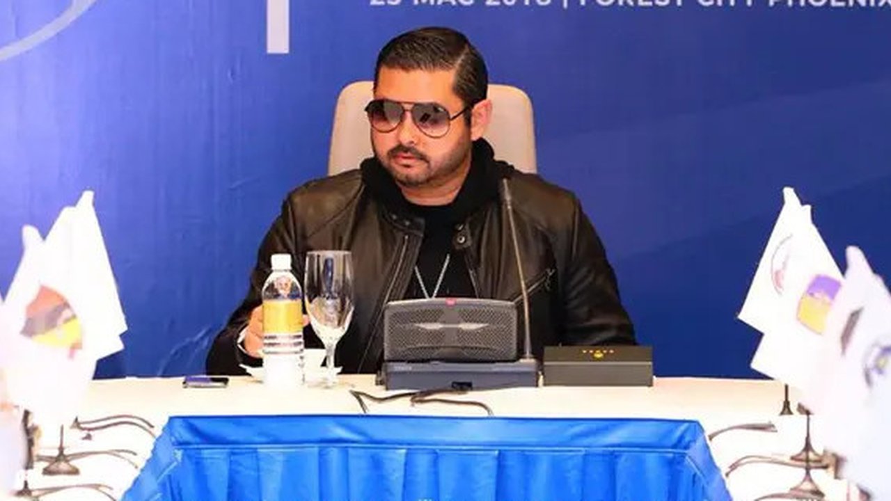 Presiden FIFA dengan pemilik Johor Darul Ta'zim (JDT), Tunku Ismail Idris. (Bola.com/Dok.Instagram Tunku Ismail Idris).