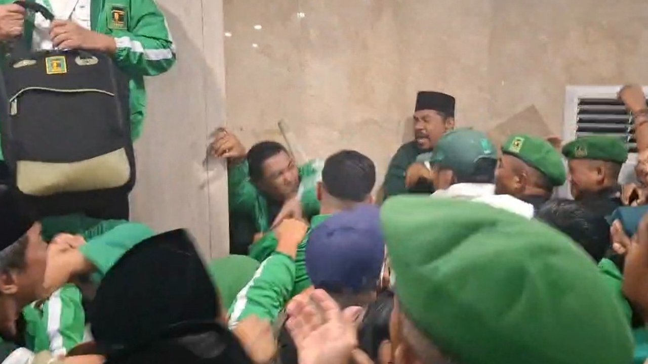 VIDEO: Ricuh! Adu Jotos di Muktamar X PPP, Ngeri Kursi Sampai Dilempar