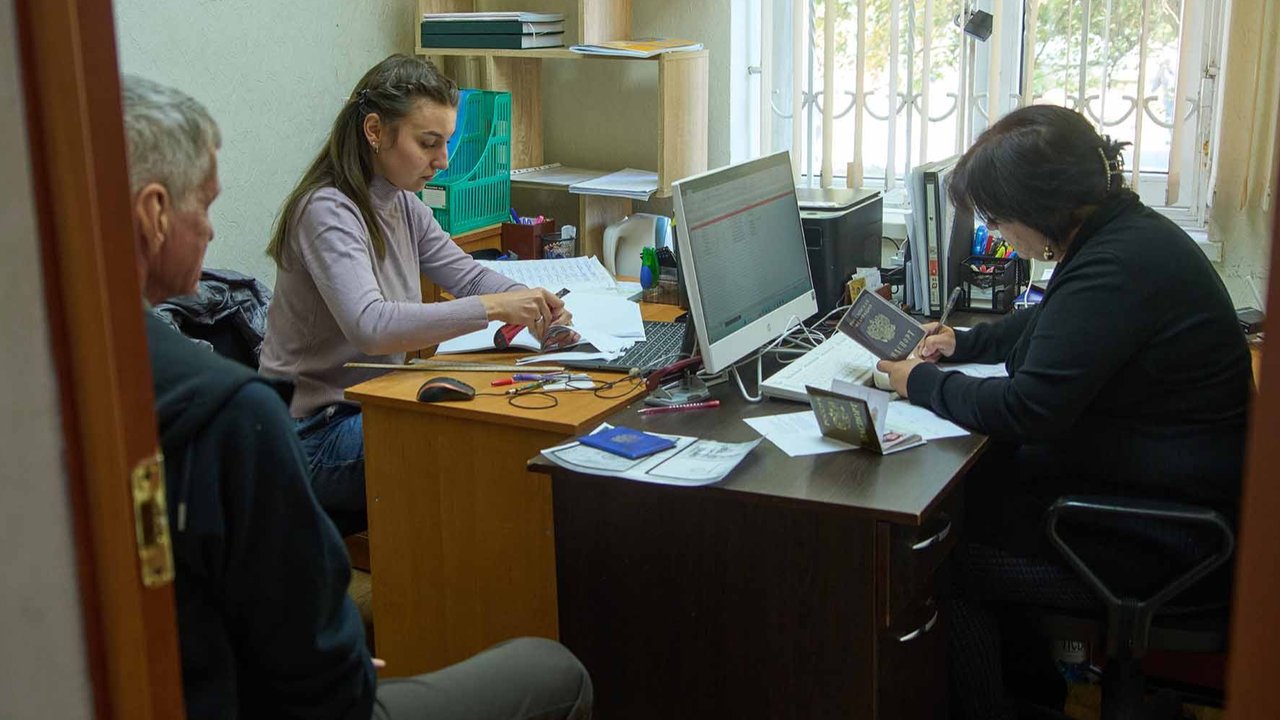 Petugas di Pusat Layanan Pemerintah Distrik menyiapkan paspor Rusia baru di Kurakhove, Donetsk, Ukraina, Sabtu (27/9/2025). Kota ini kini berada di bawah kendali Rusia.
