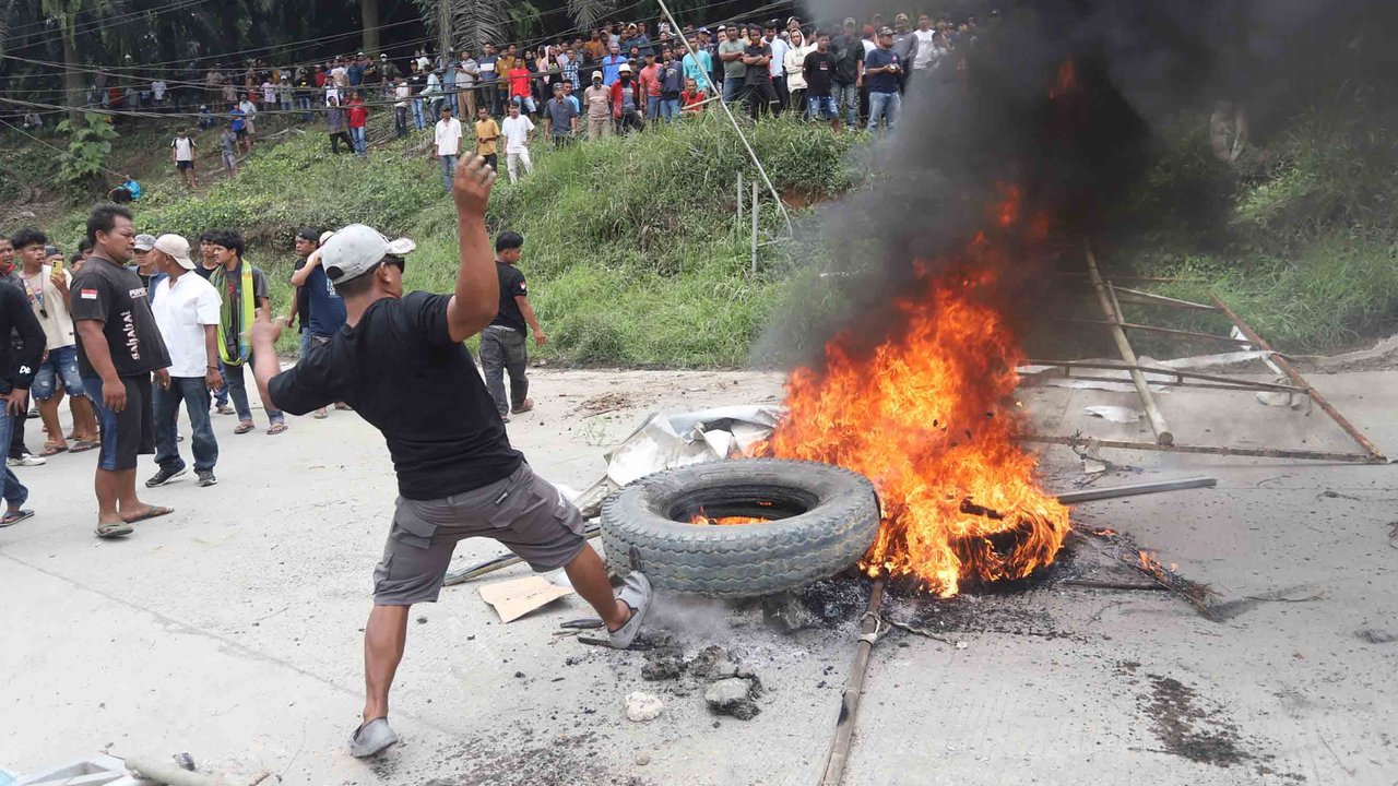 Massa yang terdiri dari  sopir truk tambang dan keluarga mereka serta sejumlah anggota Asosiasi Transporter Tangerang-Bogor (ATTB) melakukan aksi di kawasan  Cigudeg, Bogor, Jawa Barat, Senin (29/09/2025).