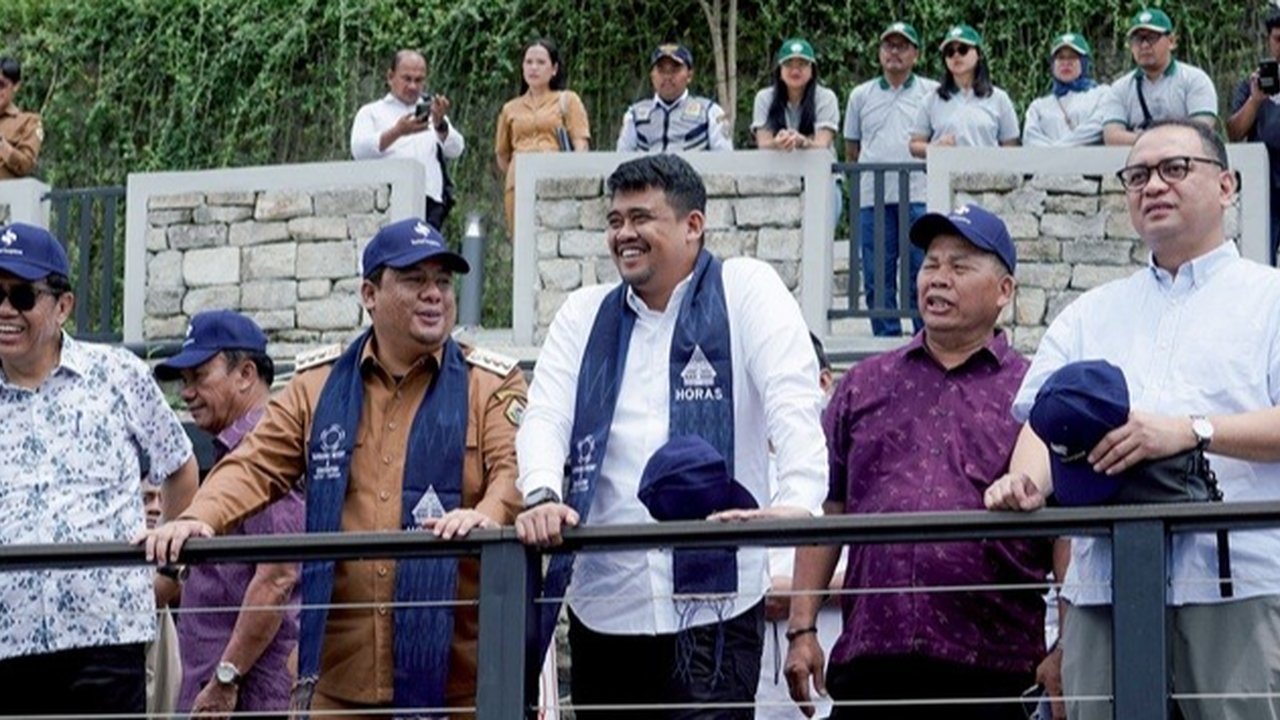 Gubernur Sumut Bobby Nasution Jajal Pesawat Amfibi di Danau Toba