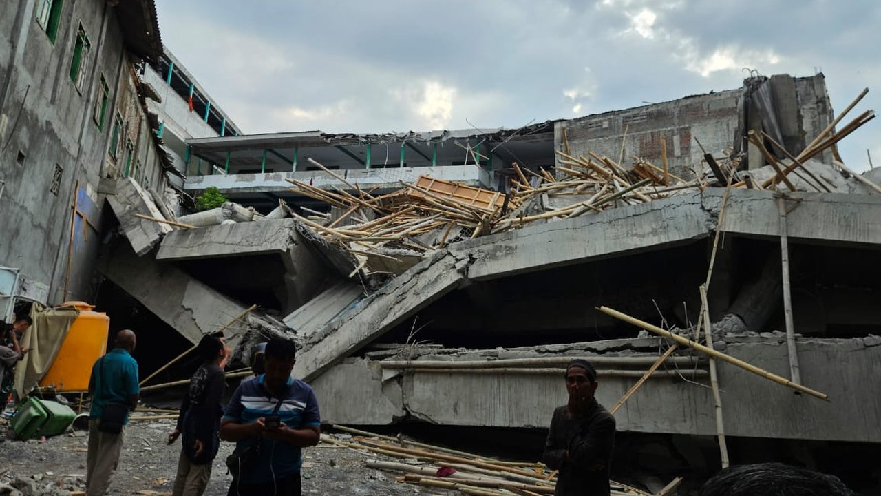 Bangunan Ponpes 4 Lantai Di Sidoarjo Runtuh, Diduga Ada Santri Terjebak Reruntuhan