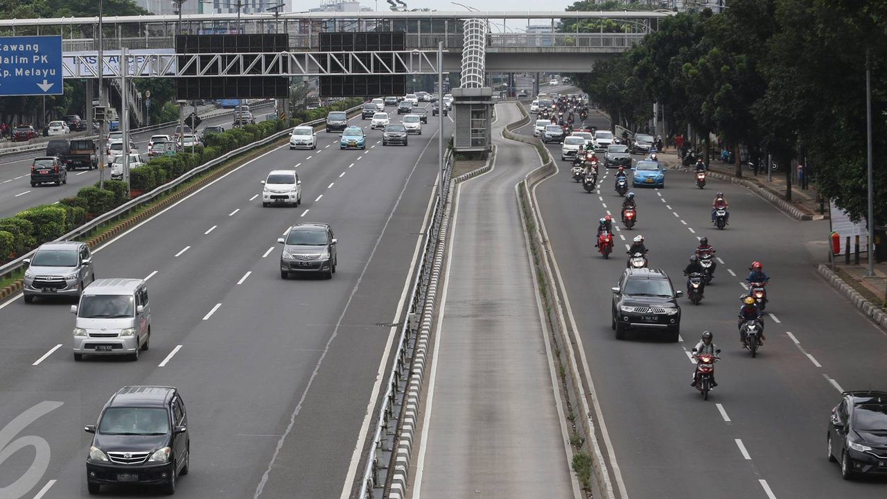 Sejumlah kendaraan melaju melintasi Jalan Gatot Subroto, Jakarta, Senin (12/12). Hari libur memperingati Maulid Nabi Muhammad SAW membuat kondisi lalu lintas di Ibu Kota relatif lengang dibanding hari biasa. (Liputan6.com/Immanuel Antonius)
