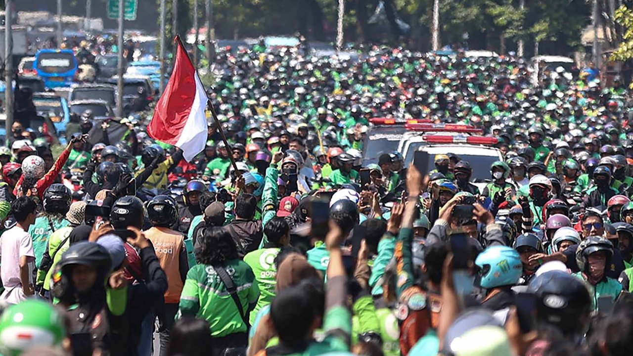 Kapolda Metro Jaya Irjen Asep Edi Suheri  saat  pemakaman pengemudi ojek online Affan Kurniawan di TPU Karet Bivak Jakarta, Jumat (29/8/2025)