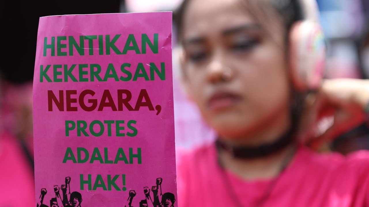 Massa Aliansi Perempuan Indonesia  saat melakukan unjuk rasa di depan Gedung DPR/MPR di Jakarta, Rabu (03/09/2025).