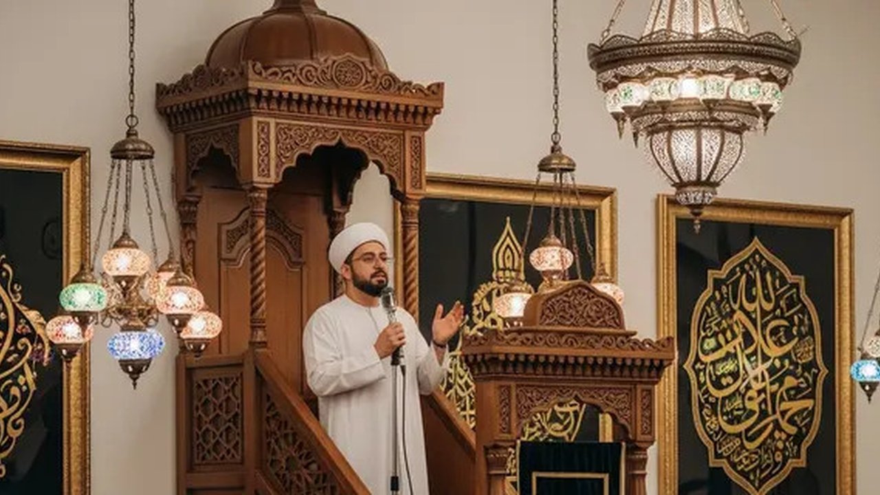 Ilustrasi seorang ulama atau ustadz yang sedang memberikan ceramah tentang Maulid Nabi. Foto: Gemini