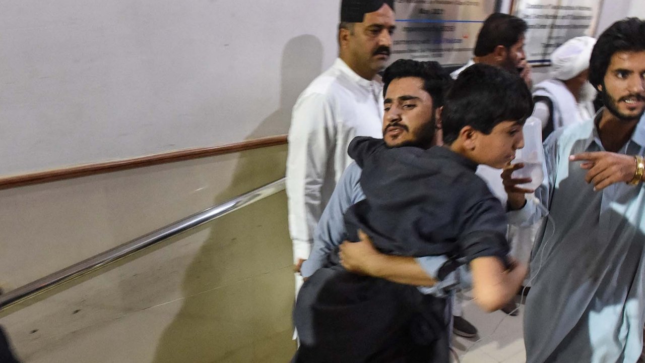 Warga menggendong seorang anak yang terluka setelah bom bunuh diri di sebuah rumah sakit di Quetta, Pakistan (02/09/2025).