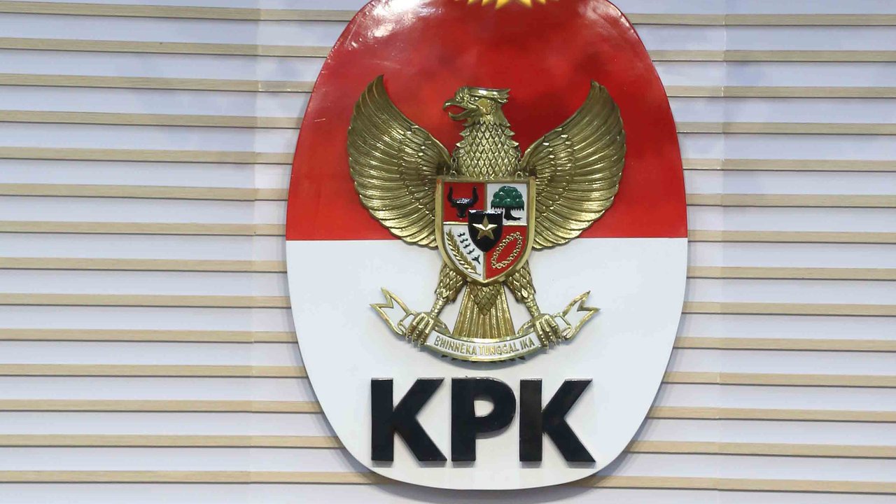Pemilik PT Sakti Mait Jaya Langit (SMJL) dan PT Mega Alam Sejahtera (MAS) pada grup PT Bara Jaya Utama (BJU), Hendarto, saat dihadirkan pada rilis penahanan tersangka di gedung Merah Putih Komisi Pemberantasan Korupsi (KPK), Jakarta, Kamis (28/8/2025). Liputan6.com/Helmi Fithriansyah