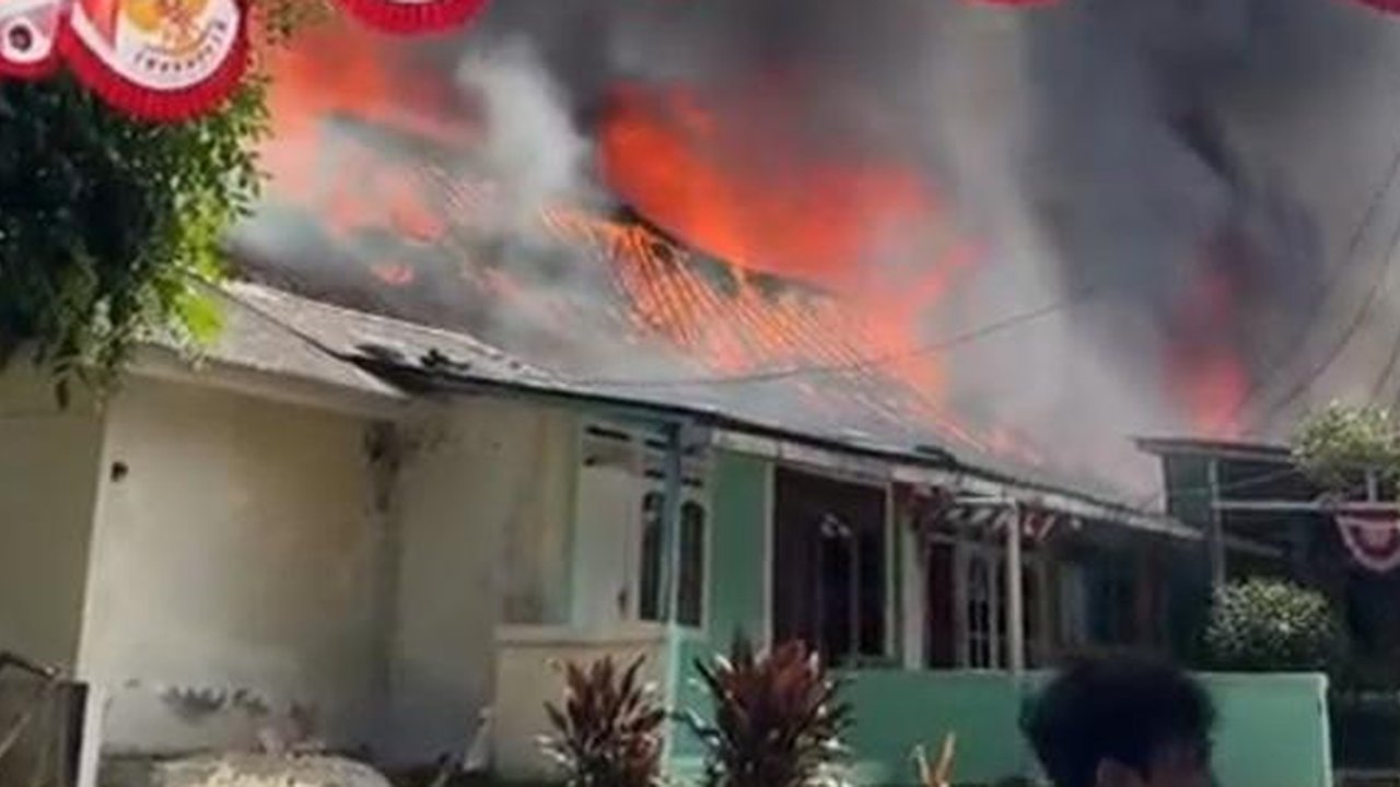 Asrama Polri di Serpong Kebakaran, Api Berkobar dan Asap Hitam Membubung Tinggi