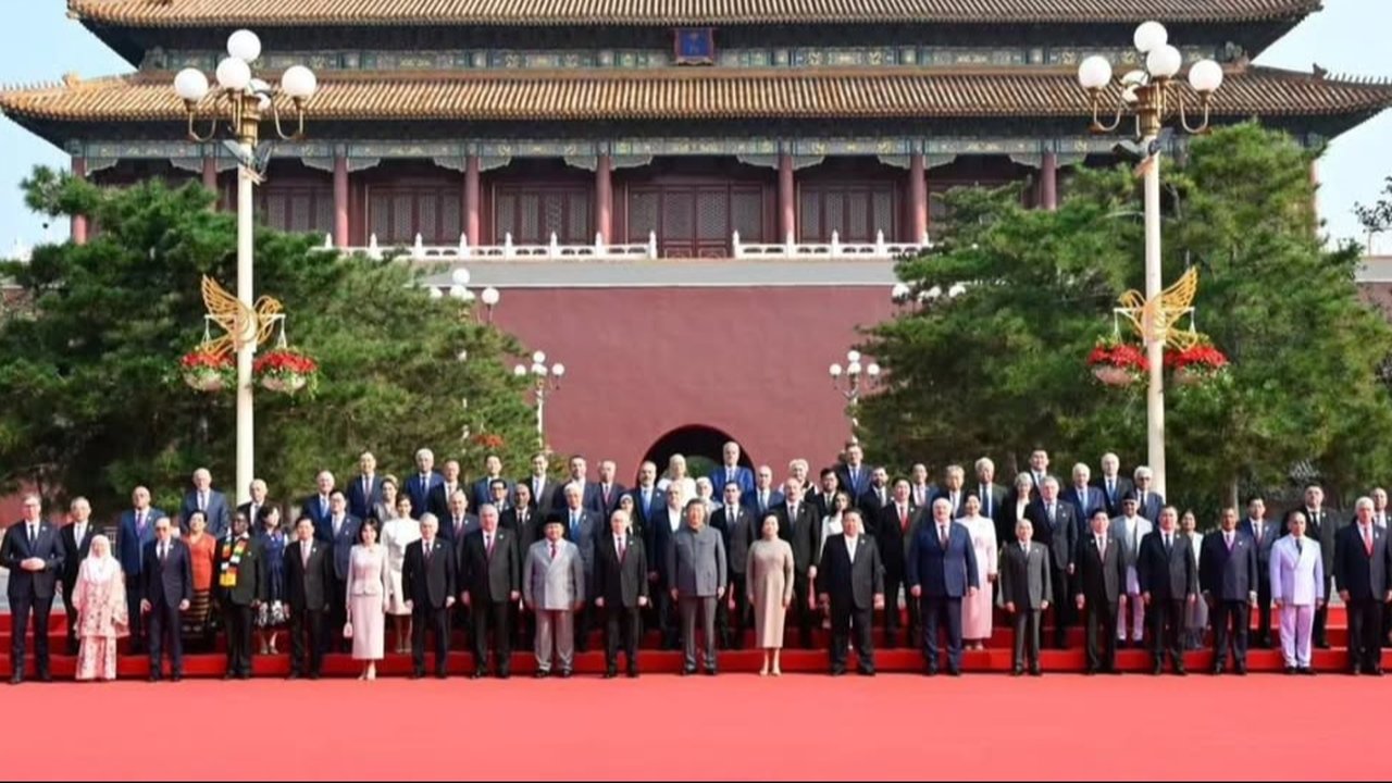 VIDEO: Prabowo Tamu Spesial Parade Militer Cina, Senyum Lebar Melangkah di Belakang Putin & Xi Jinping